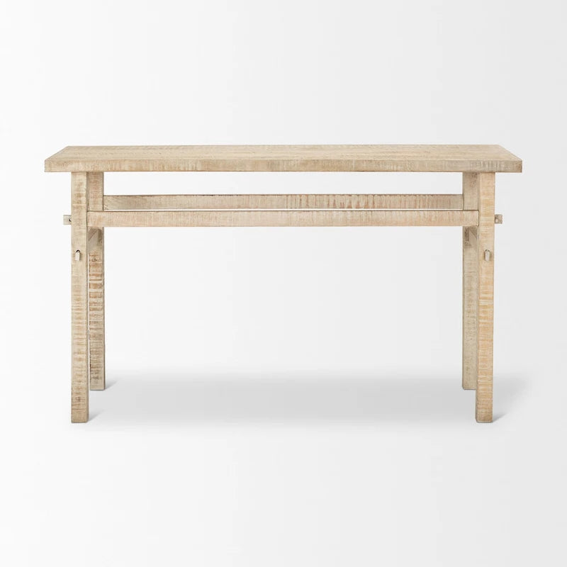 Kleiner Beistelltisch aus hellem Holz