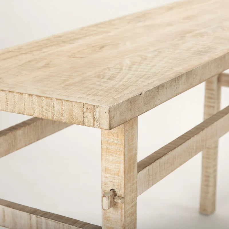 Kleiner Beistelltisch aus hellem Holz
