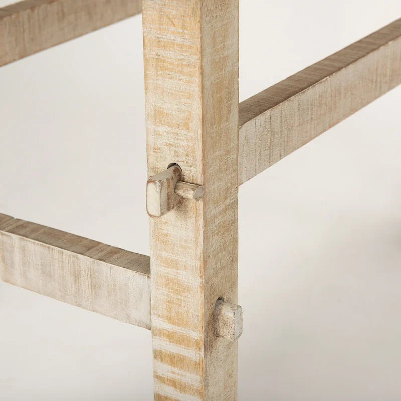 Kleiner Beistelltisch aus hellem Holz