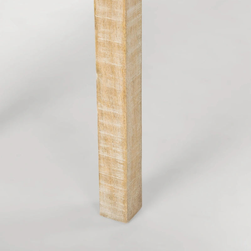 Kleiner Beistelltisch aus hellem Holz