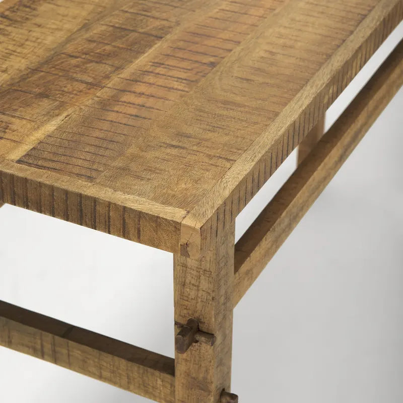 Kleiner Beistelltisch aus hellem Holz