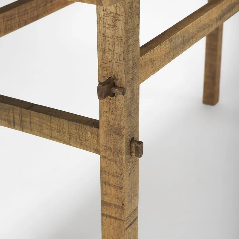Kleiner Beistelltisch aus hellem Holz