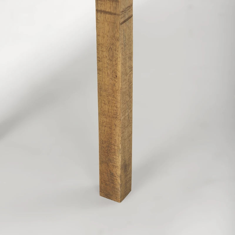 Kleiner Beistelltisch aus hellem Holz