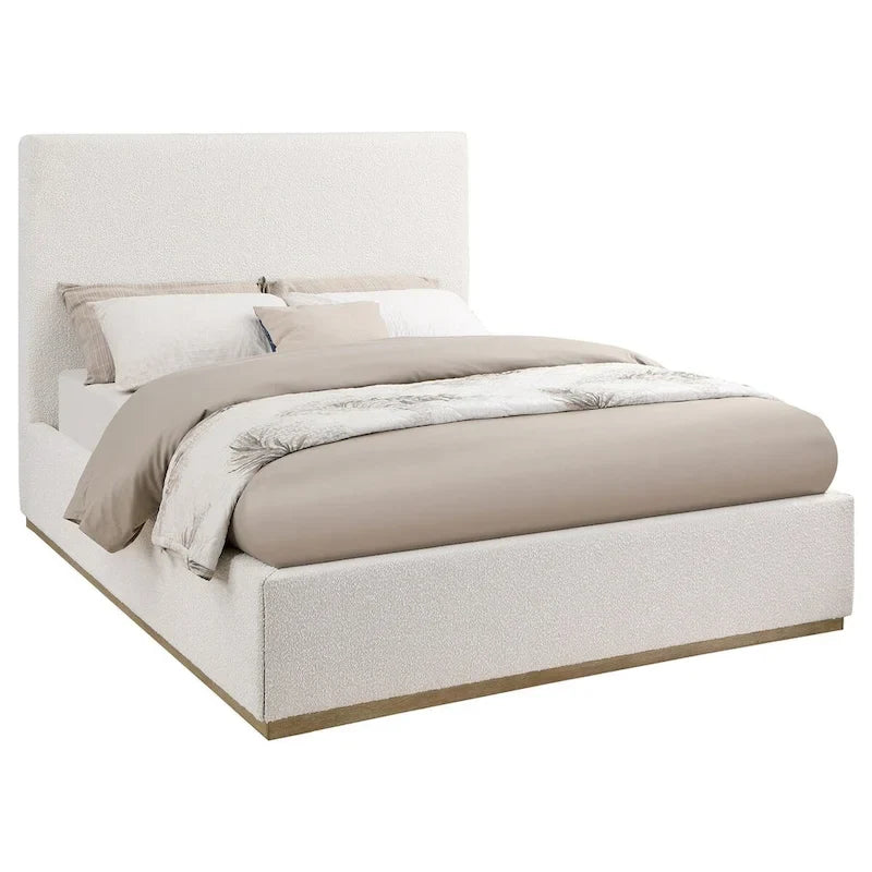 Letto king size con testiera imbottita a pannelli, base con zoccolo dorato, avorio