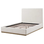 Letto king size con testiera imbottita a pannelli, base con zoccolo dorato, avorio