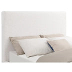 Letto king size con testiera imbottita a pannelli, base con zoccolo dorato, avorio