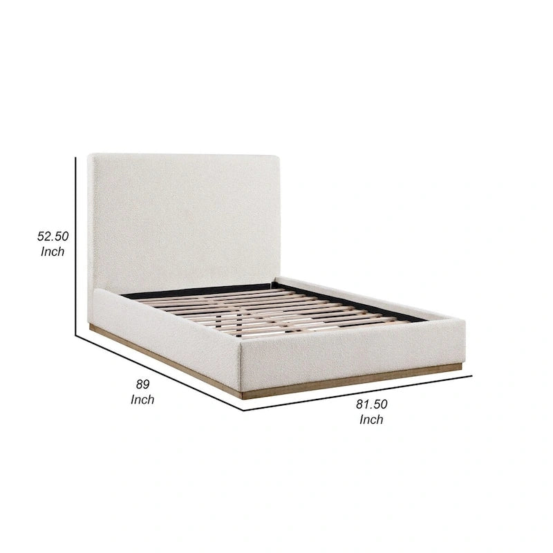 Letto king size con testiera imbottita a pannelli, base con zoccolo dorato, avorio