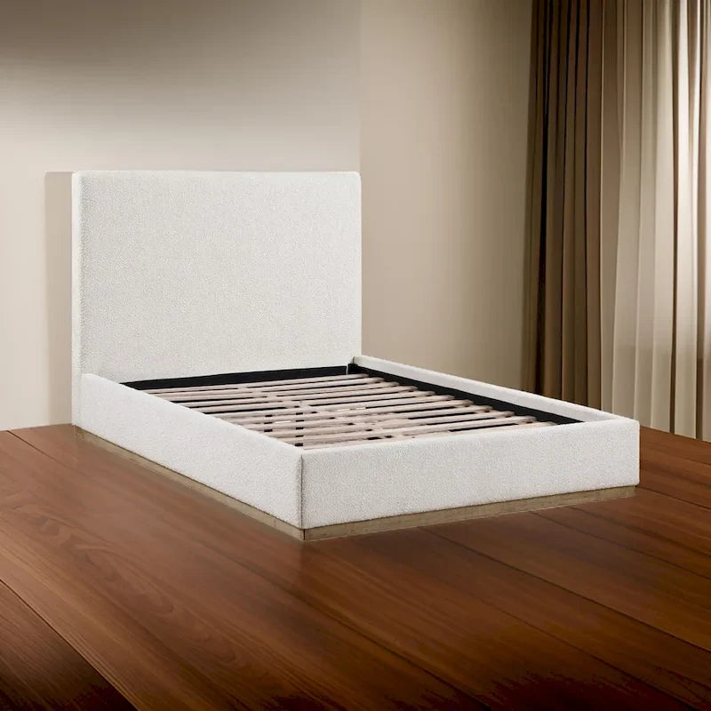 Letto king size con testiera imbottita a pannelli, base con zoccolo dorato, avorio